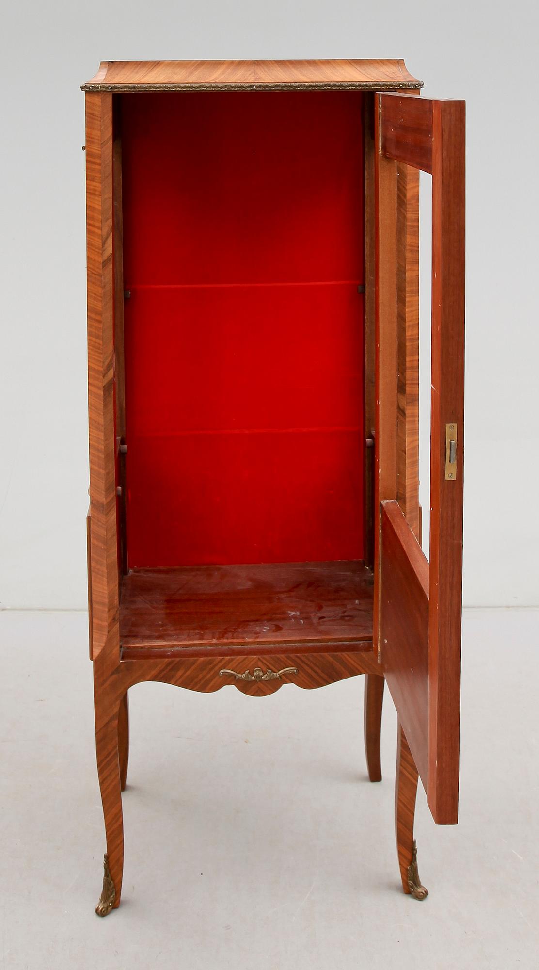 VITRINSKÅP, gustaviansk stil, 1900-talets mitt.