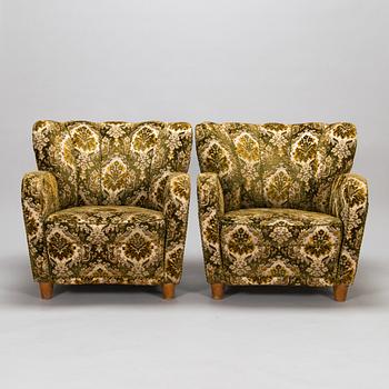 A pair of 1950s armchairs.