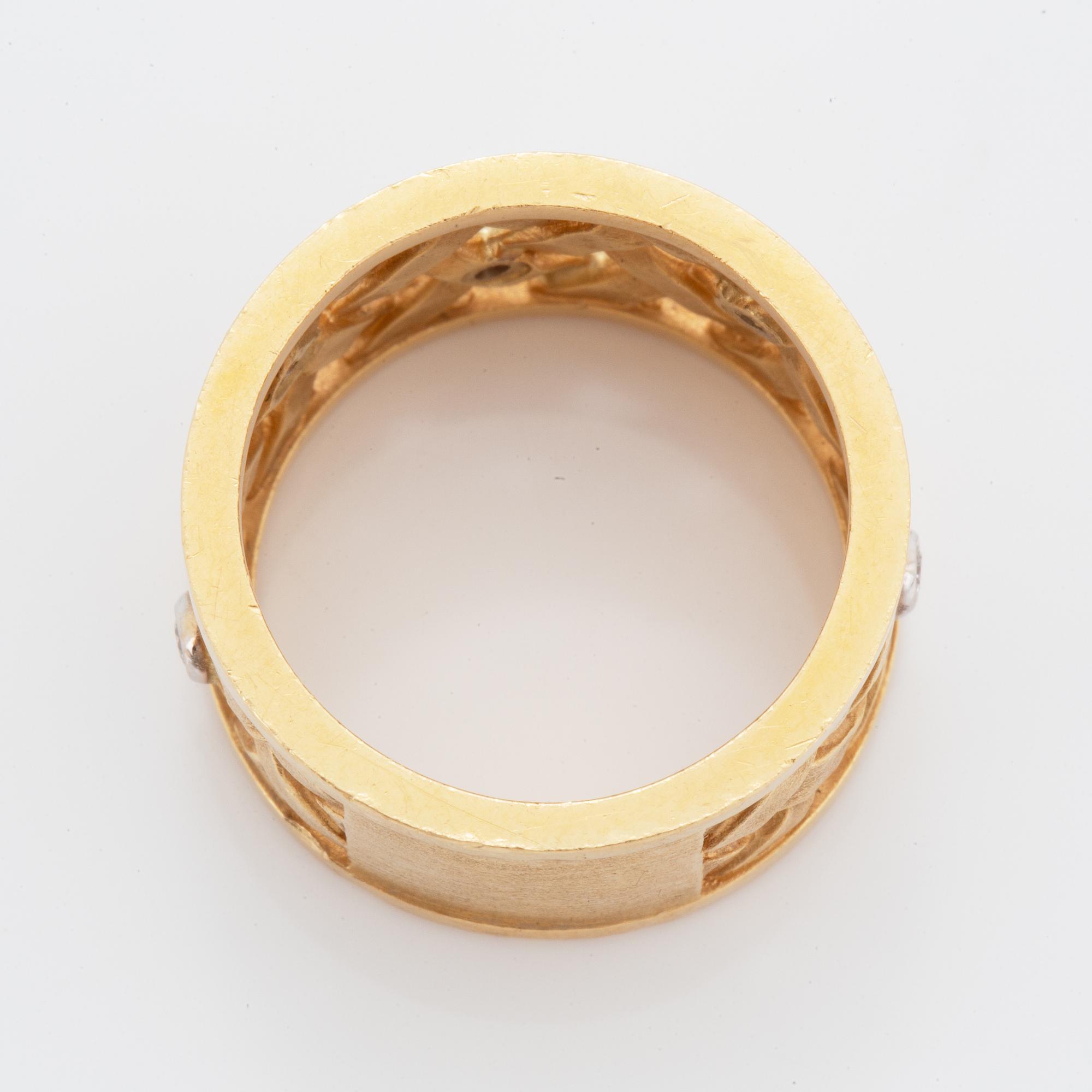 An 18K gold Ole Lynggaard ring set with round brilliant-cut diamonds.