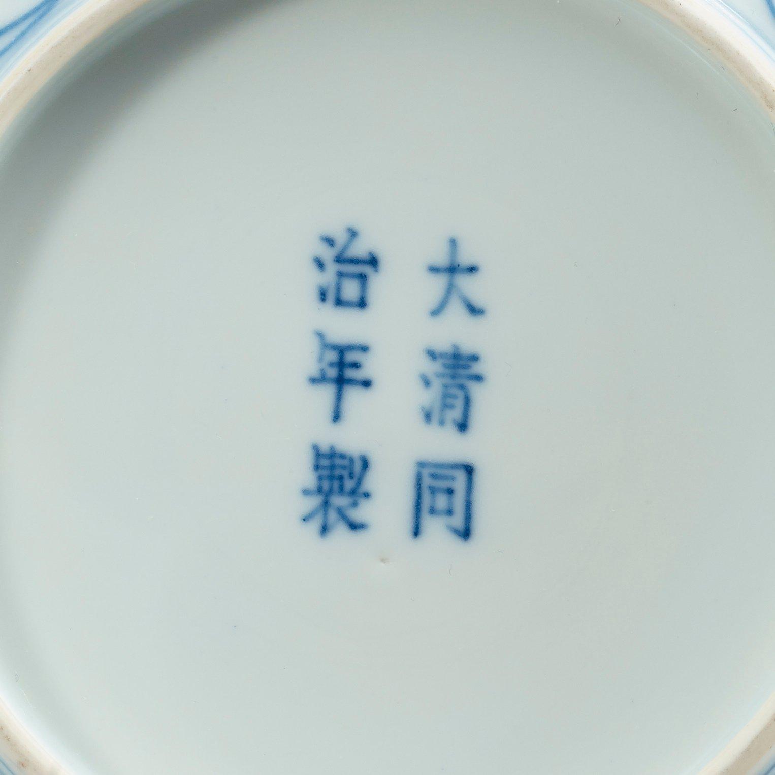 A set of blue and white lotus dishes, Qing dynasty, 19th century with Tongzhis six character mark in underglaze blue.