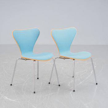 STOLAR, ett par, "Sjuan", Arne Jacobsen, Fritz Hansen, 1900-talets senare del.