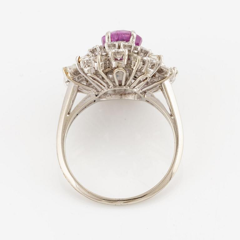 Ring 18K vitguld med en rubin samt briljant- och baguettslipade diamanter.