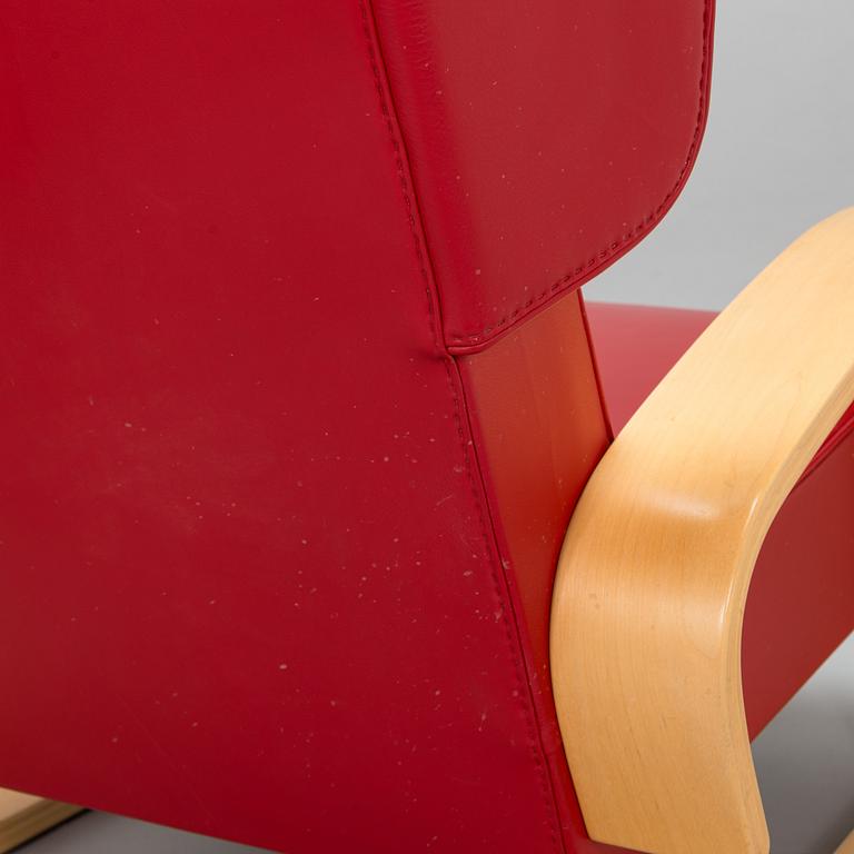 Alvar Aalto, nojatuoli ' High back tank'  E400 för Artek 1999. Ben af Sculten, rahi 445 Artek 1999.