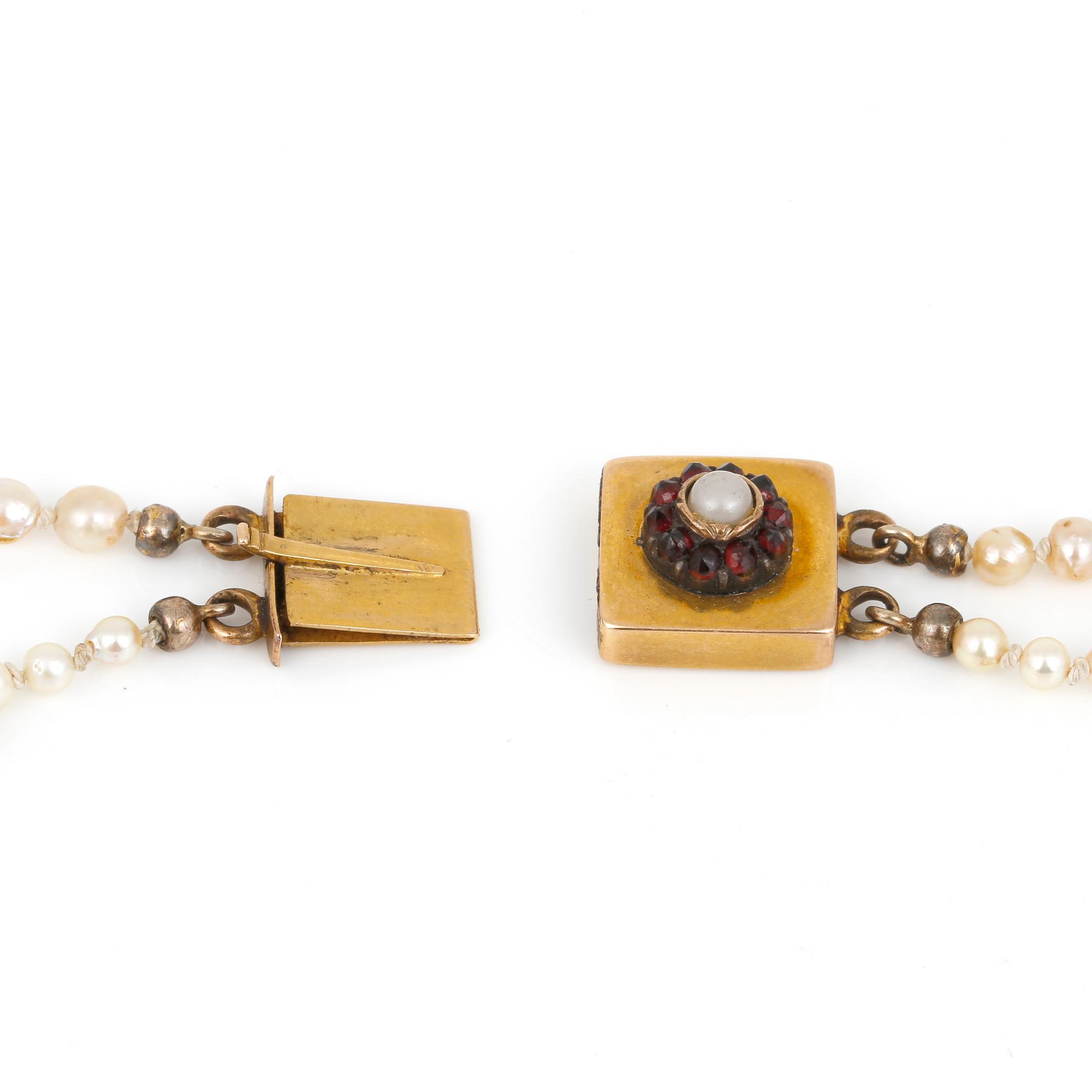 PÄRLCOLLIER, sötvattenspärlor, låset i 18K guld med granater, J G Kilberg, Stockholm, 1886. Total vikt ca 29 g.