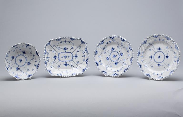 SERVIS, ca 65 delar. Musselmalet. Royal Copenhagen, Danmark.