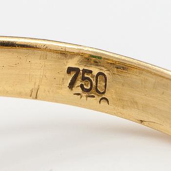 An 18K gold ring with diamonds ca. 0.21 ct and an emerald.