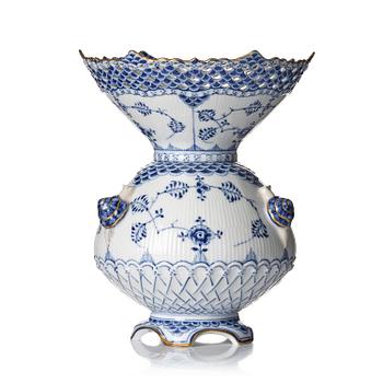 481. A Royal Copenhagen 'Musselmalet' / 'blue fluted full lace' vase, Denmark, 1893-1900.