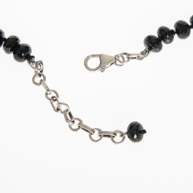 COLLIER, svarta spineller, silverlås.