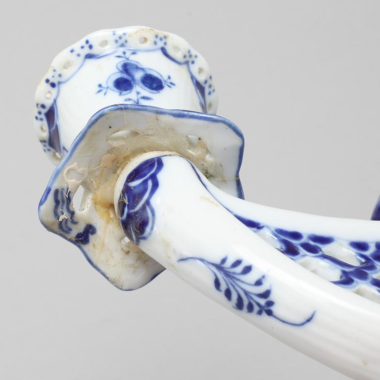KANDELABER, porslin, dekor "Musselmalet", Royal Copenhagen, 1900-talets andra hälft.