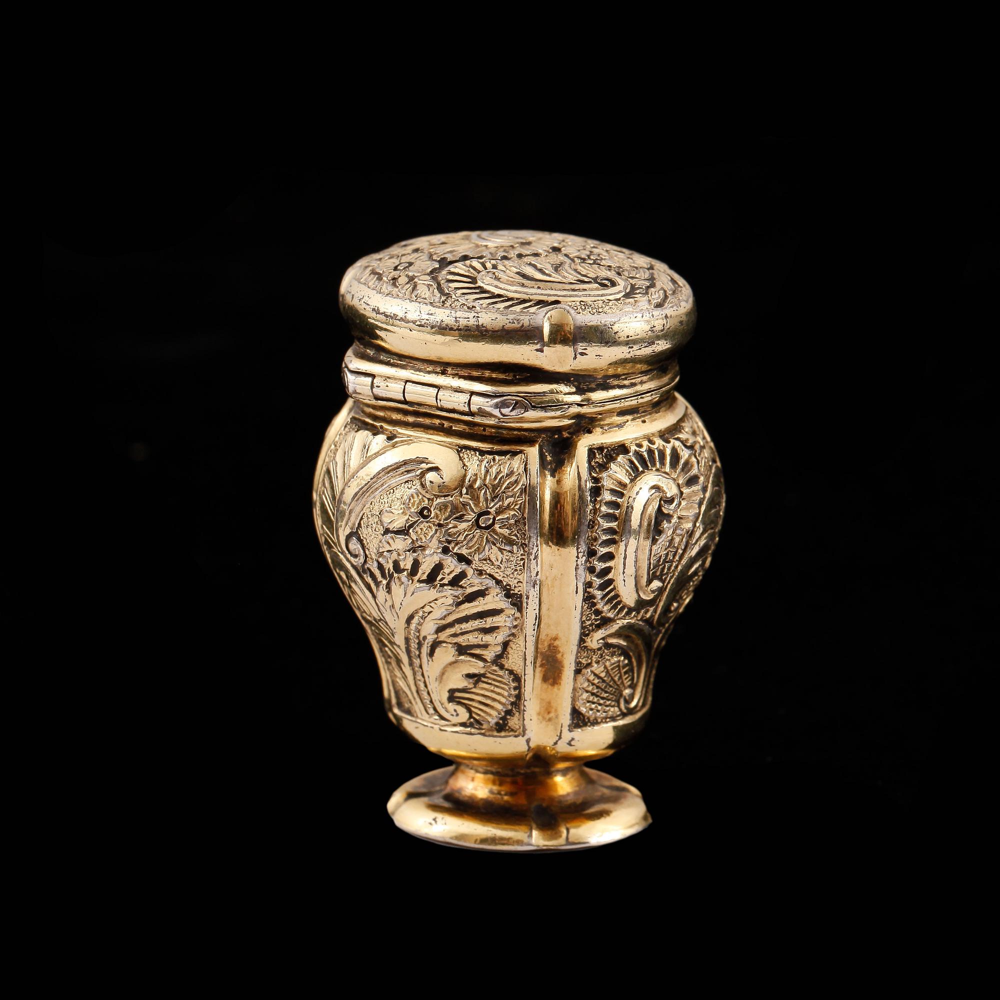 LUKTDOSA, förgyllt silver, ej stämplad, sannolikt Sverige, 1700-talets andra hälft. Vikt 29,3g.