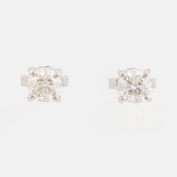 Örhängen med briljantslipade diamanter, med IGI certifikat.