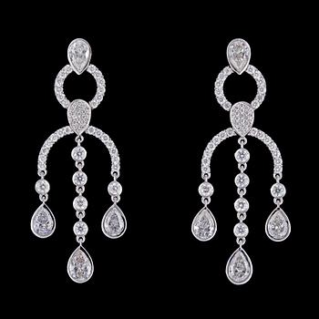 1241. A pair of drop- and brilliant cut diamond earrings, tot. 6.40 cts.