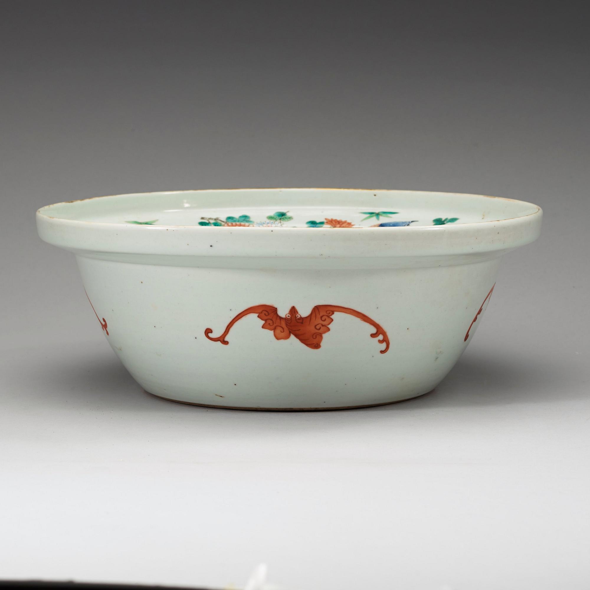 TVÄTTFAT, porslin. Qing dynastin, 1800-tal.