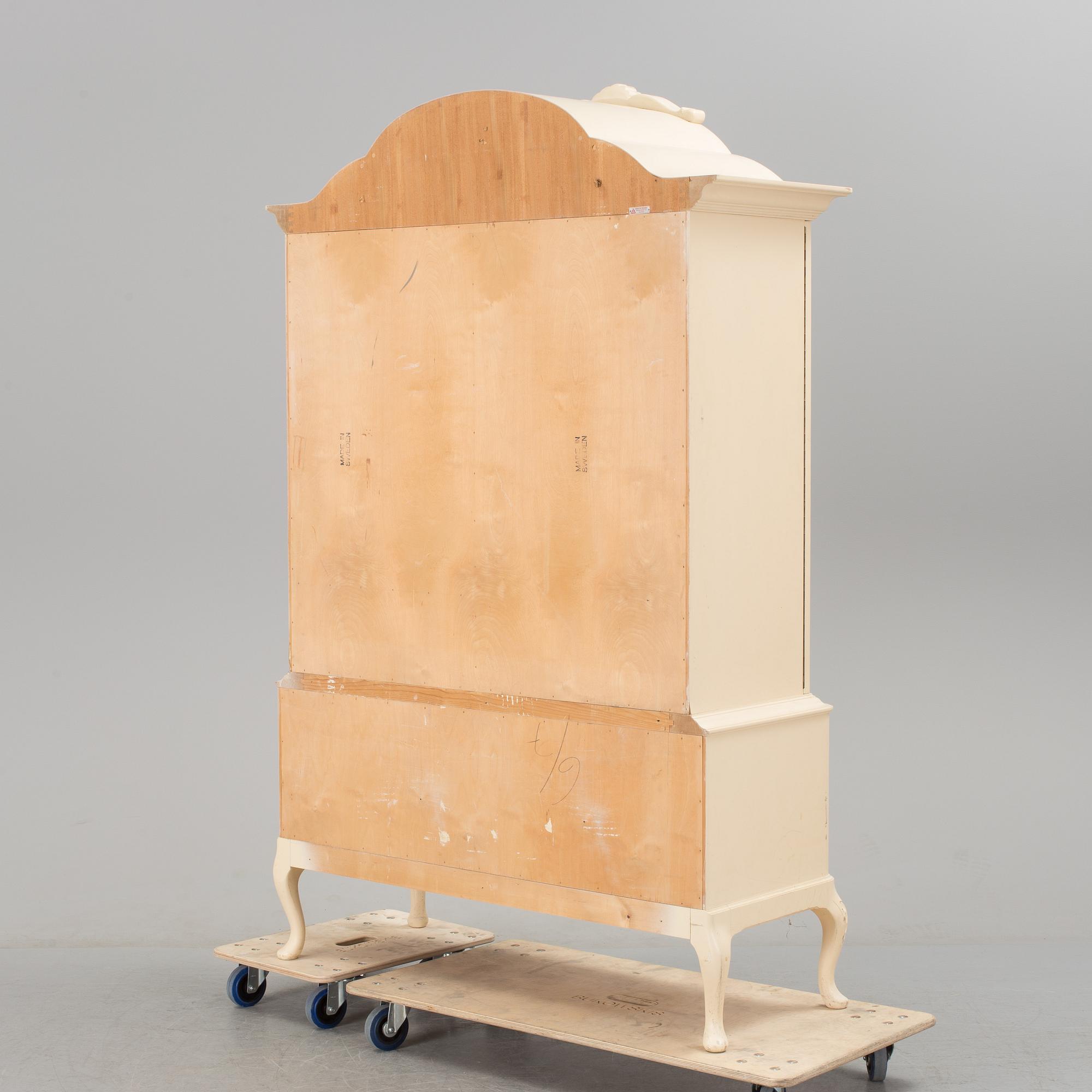 A mid 1900s cabinet by Oscar Edv Ekelunds Snickerifabriks AB, Virserum.