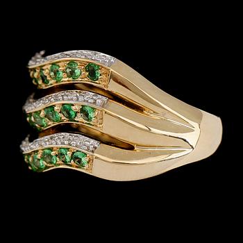 RING, 14 k guld, diamanter tot ca 0.32 ct, gröna tsavoriter tot ca 2.17 ct.