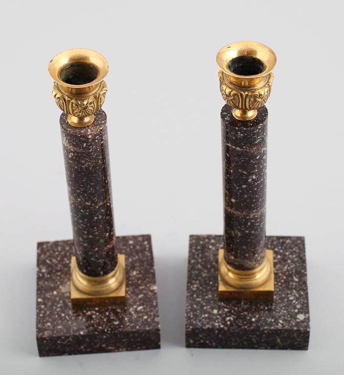 LJUSSTAKAR, 1 par, porfyr, gustaviansk stil, 1900-tal.