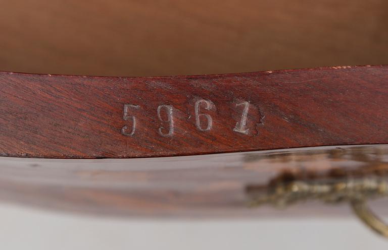 BYRÅ, rokokostil, 1900-talets första hälft.