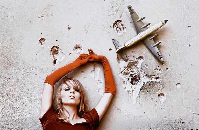RICHARD RYAN, signerat fotografi, "Red gloves-plane 1", 2014, Notes nr 131, ur serien "Notes by Ryan".