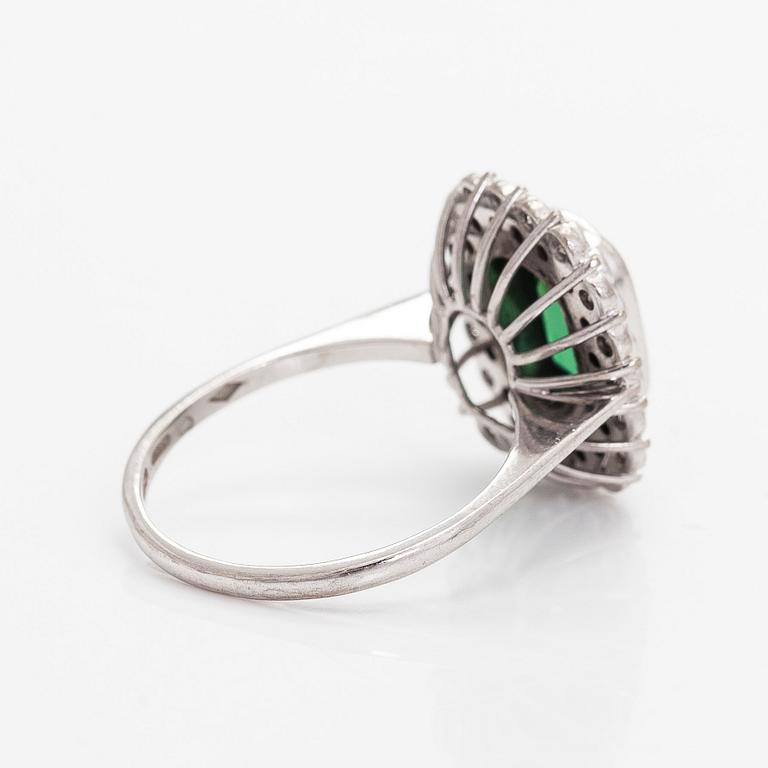 RING, fasettslipad turmalin, åttkantslipade diamanter, 18K vitguld. A. Tillander, Helsingfors 1975.
