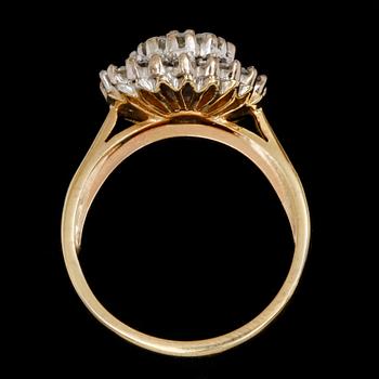 RING, 18k guld med briljantslipade diamanter, tot ca 1 ct. Vikt 6.7 g.