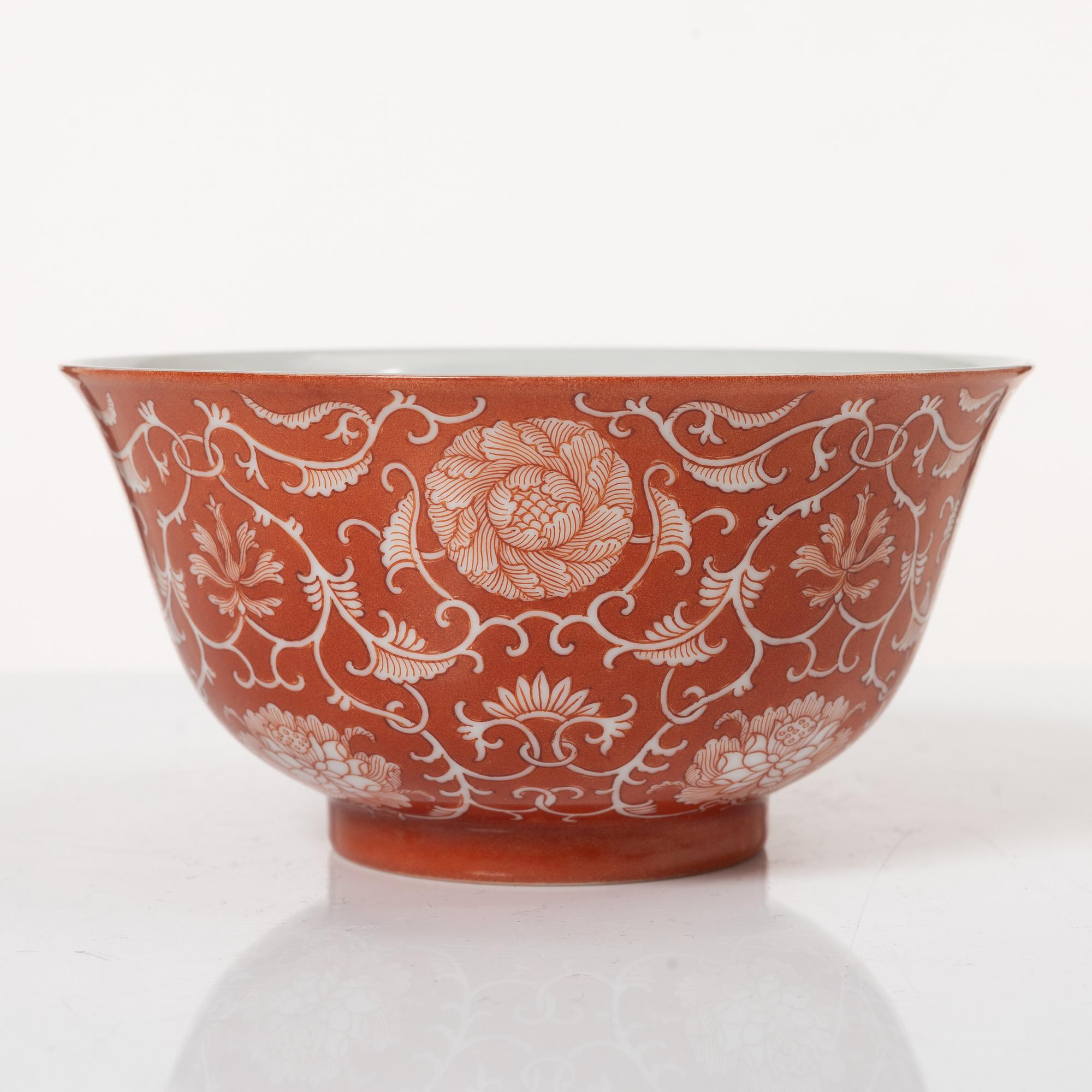 A coral red reserve decorated floral bowl, Qing dynasty.