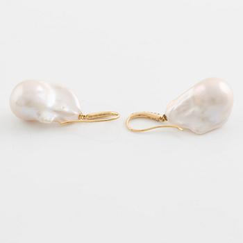 Örhängen med odlade barocka sötvattenspärlor och briljantslipade diamanter.
