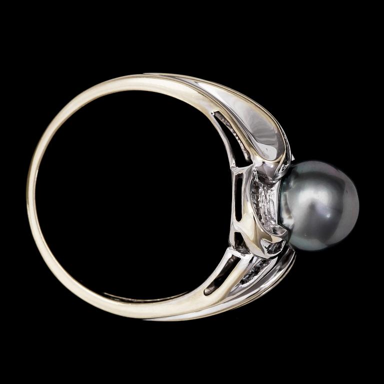 RING, cultured Tahitipearl, 8,5 mm, and brilliant and baguette cut diamonds, tot. 0.25 cts.