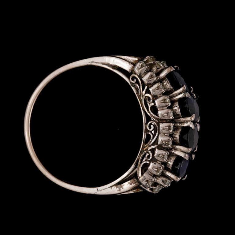 RING, 18k vitguld med ovalslipade safirer och briljantslipade diamanter, tot ca 0,25 ct.