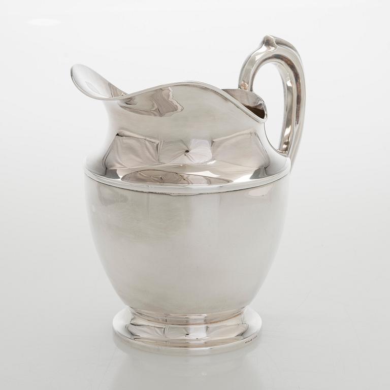 A sterling silver jug, Ellis Bros England.