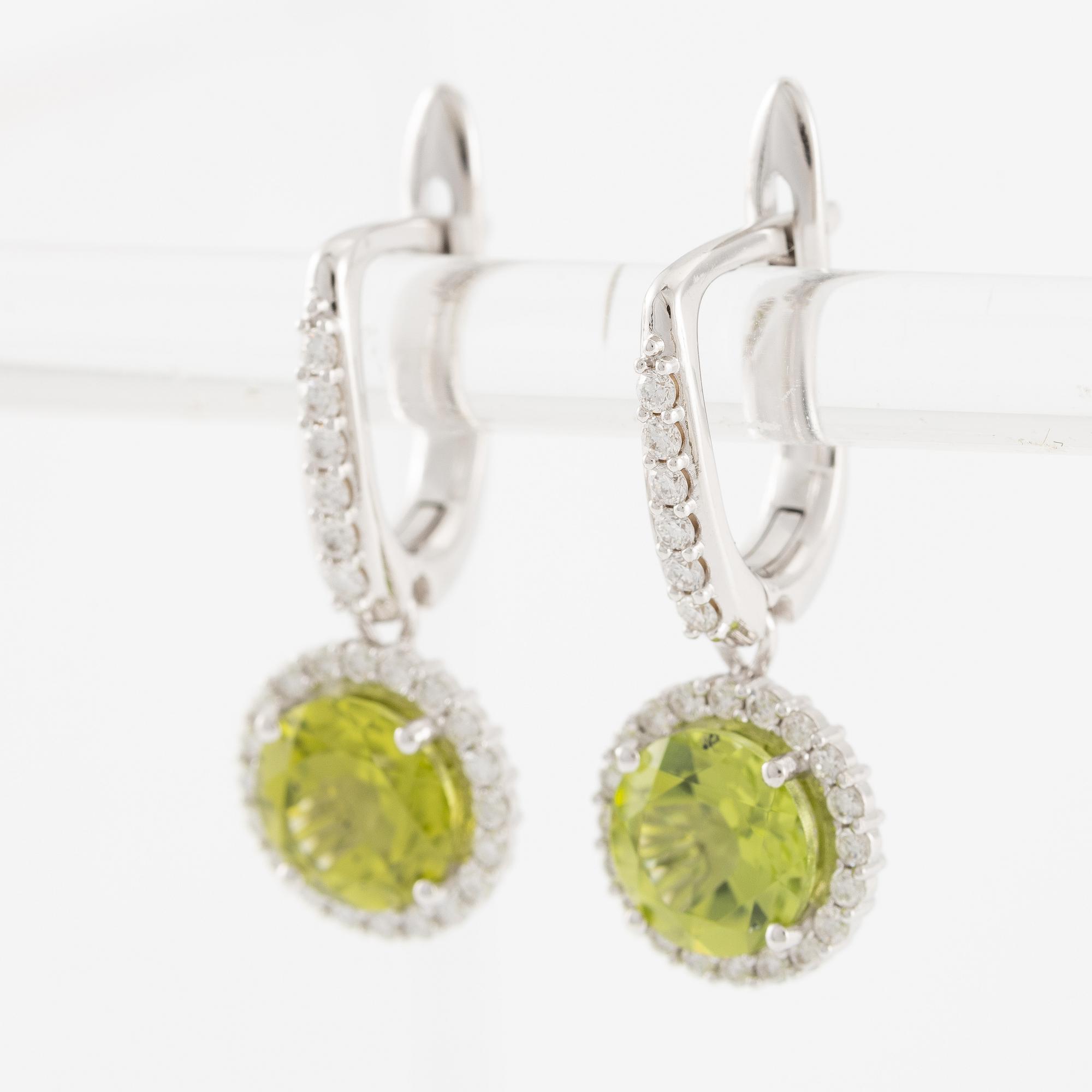 Earrings with peridot and brilliant-cut diamonds.