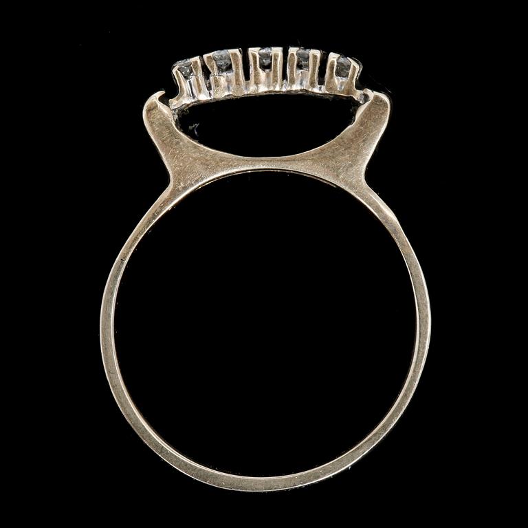 RING, 18k guld med diamanter tot ca 0,30 ct enligt gravyr. N S E guldvaru AB, Köping 1979. Vikt 4,2 g.