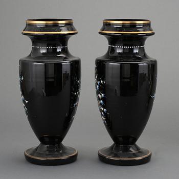 URNOR, ett par, glas och emalj, England, 1900-tal.