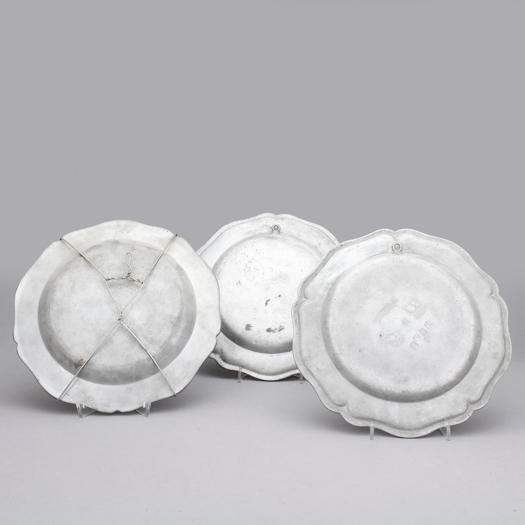 TALLRIKAR, 3 st. Tenn. Bl a Carl Wesman Stockholm 1763.