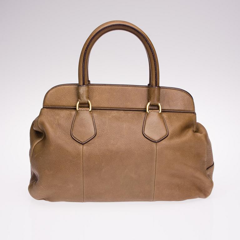 LAUKKU, Prada.