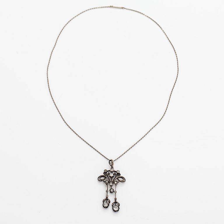 A Belle époque necklace in 13-14K gold, silver and old-cut diamonds ca. 1.50 ct in total. Early 20th century.