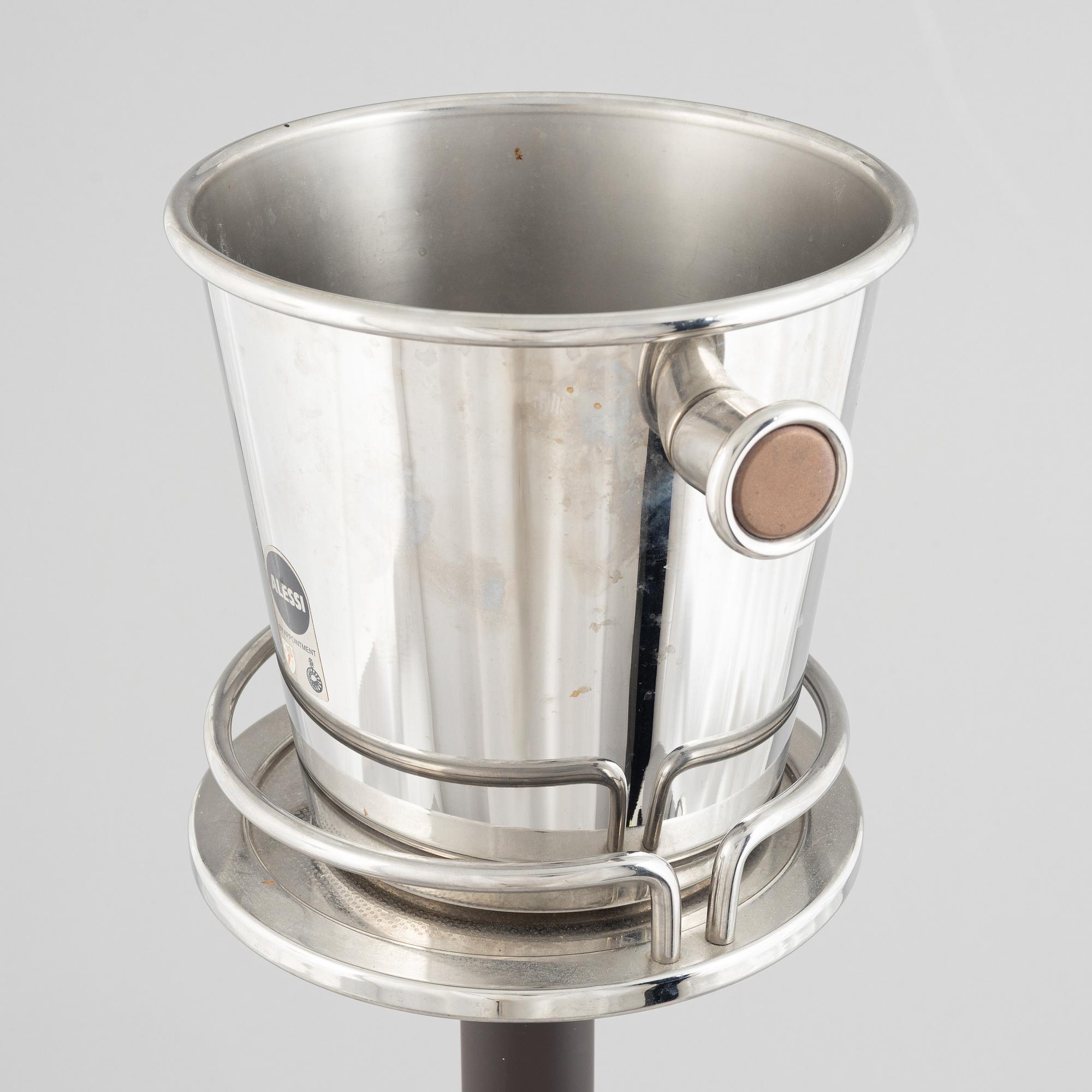 Vinkylare på ställ samt cocktailkanna, Alessi, Italien.