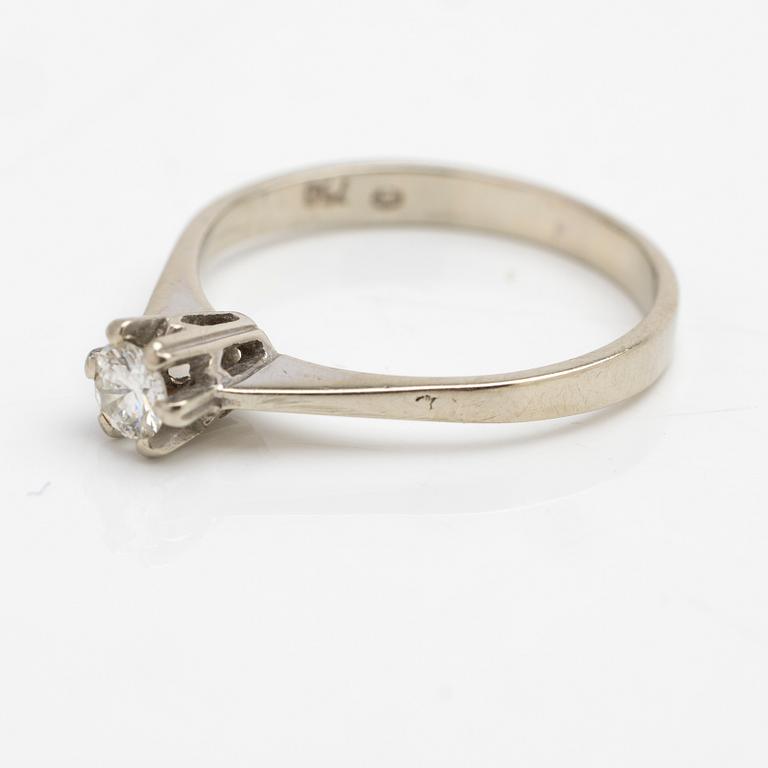 Ring solitär 18K vitguld med en diamant.