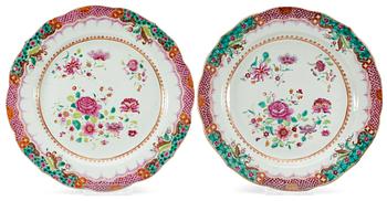 131. A pair of famille rose plates, Qing dynastin. Qianlong (1736-95).