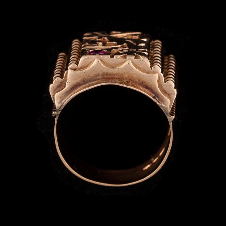 RING, 18K guld, syntetisk rubin. Vikt ca 19,0 g.