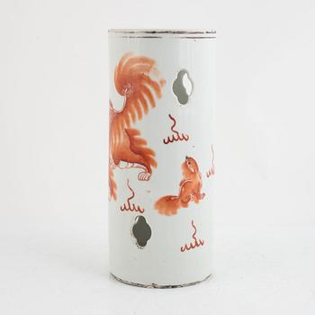 A Chinese porcelain hat stand, early 20th century.