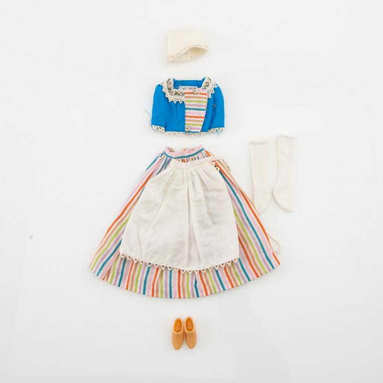 Barbiekläder 6 set. vintage bl a "Hostess Gift Set" Mattel 1965. "Saturday Matineé" Mattel 1965.