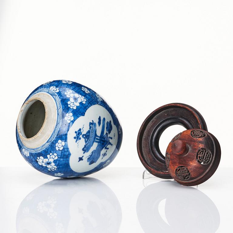 A blue and white jar, Qing dynasty, Kangxi (1662-1722).