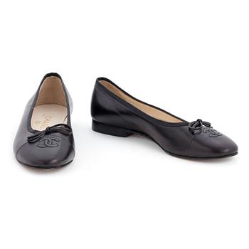 614. CHANEL, a pair of black leather ballet flats. Size 37.