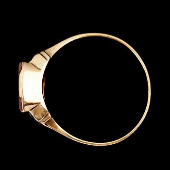 RING, 18 k guld, med carneol. Total vikt ca 5 g.