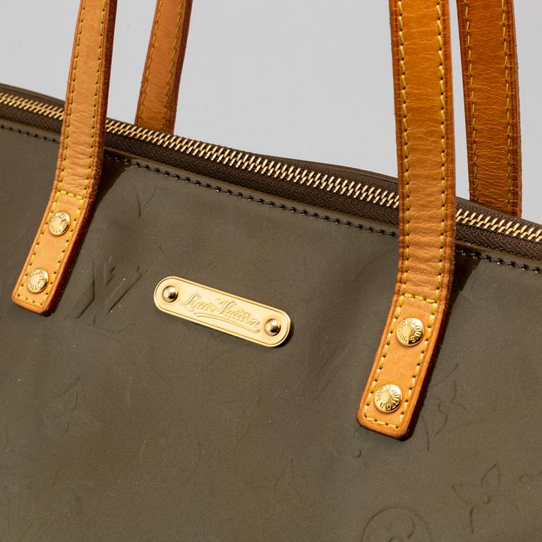 LOUIS VUITTON, a 'Vernis Bellevue' bag.
