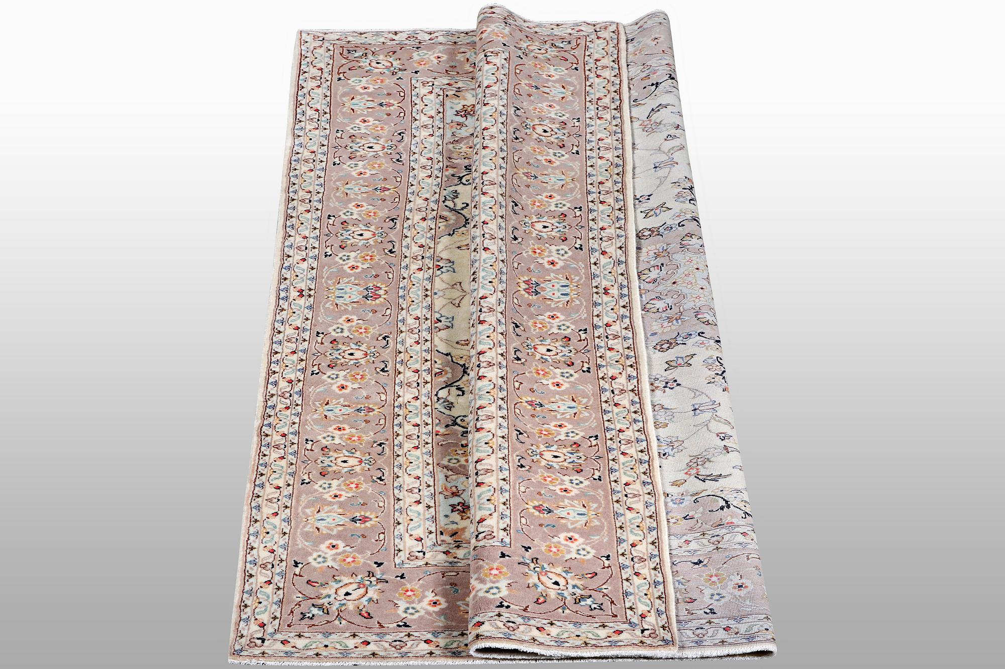A carpet, Kashan, ca 295 x 195 cm.