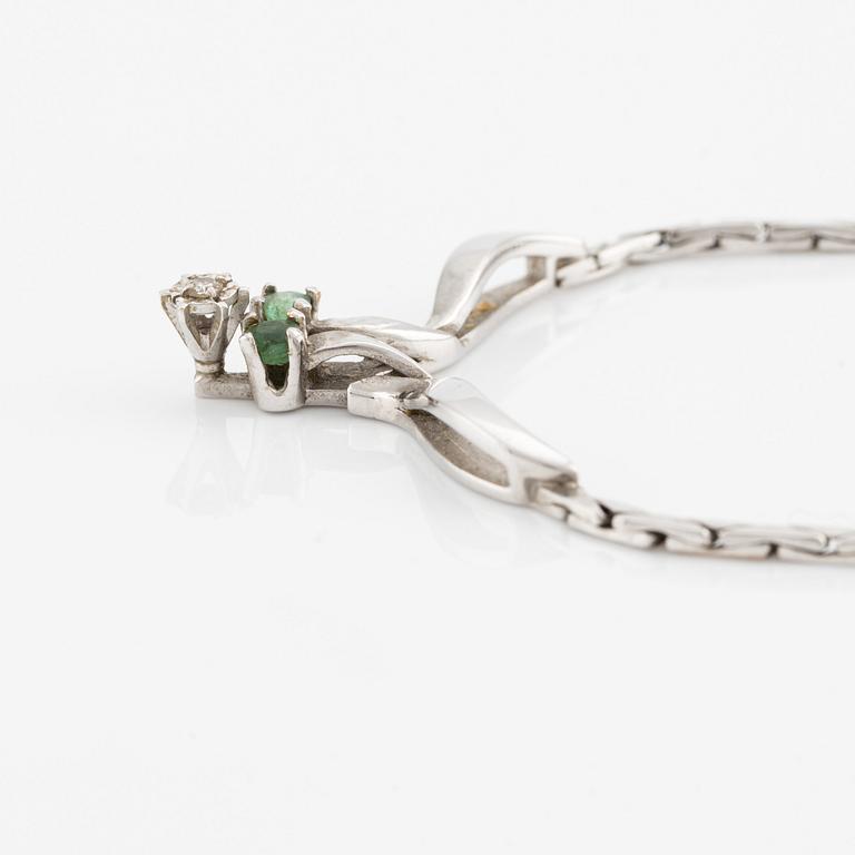 Collier, 18K vitguld med smaragd och liten diamant.