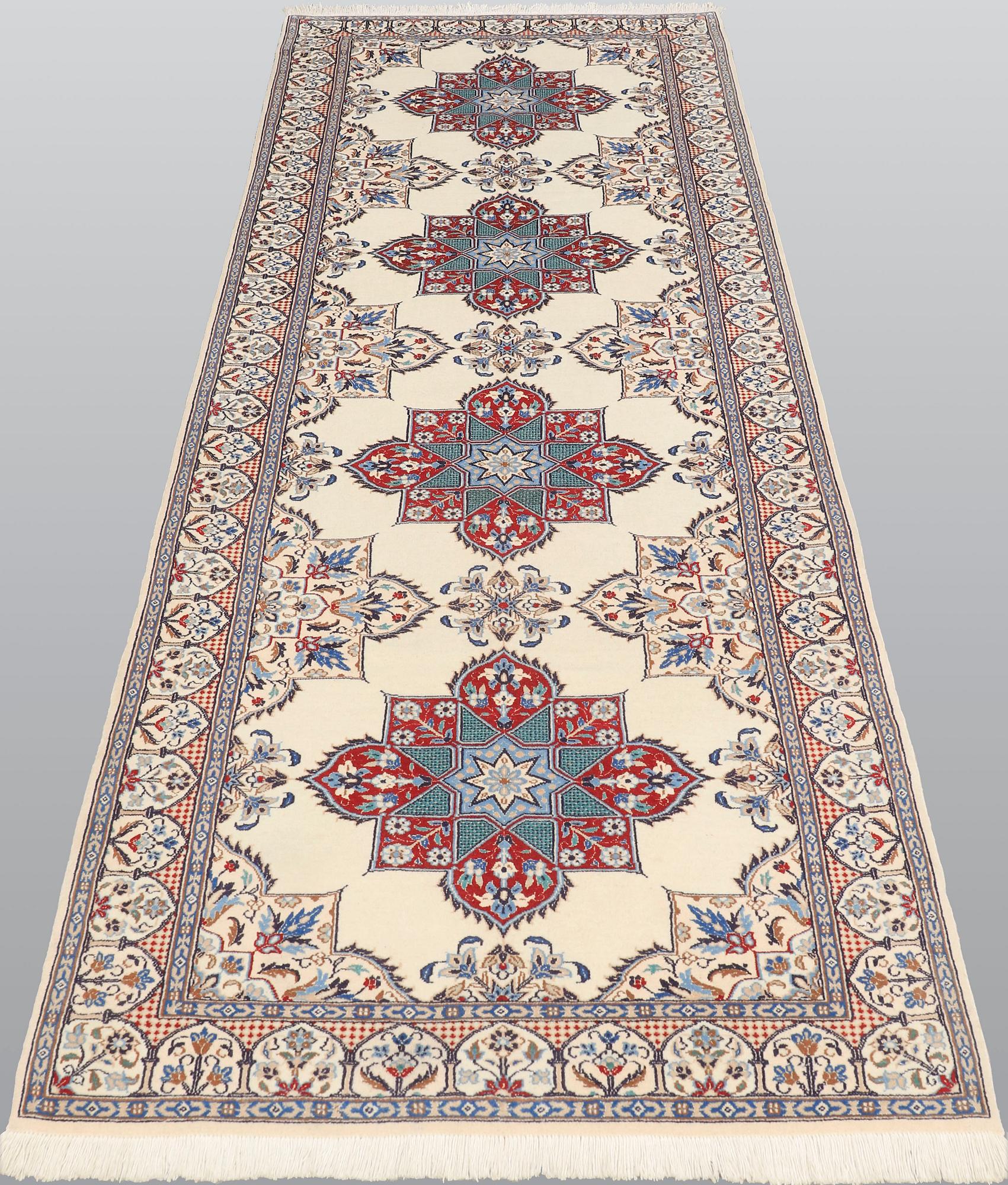 A part silk Nain runner, part silk, so-called 9LAA, approx. 300 x 99 cm.