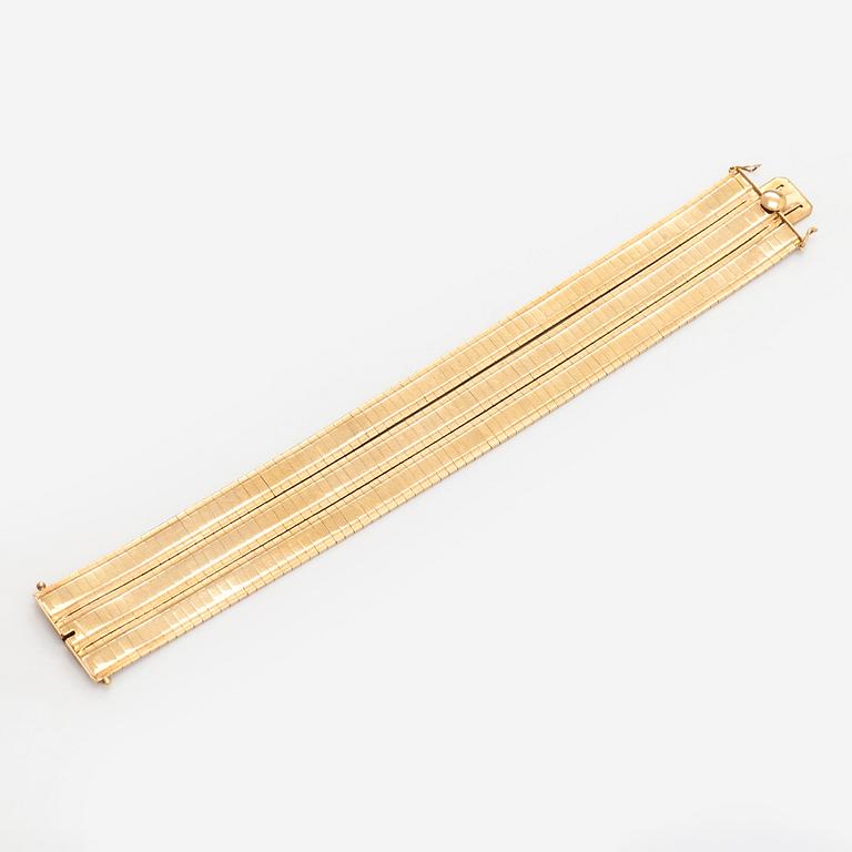 An 18K gold bracelet.