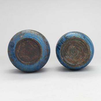 Kukkaruukkuja, 2 kpl, keramiikkaa, signeeratut AS. Suomi 1900-luvun loppupuoli.